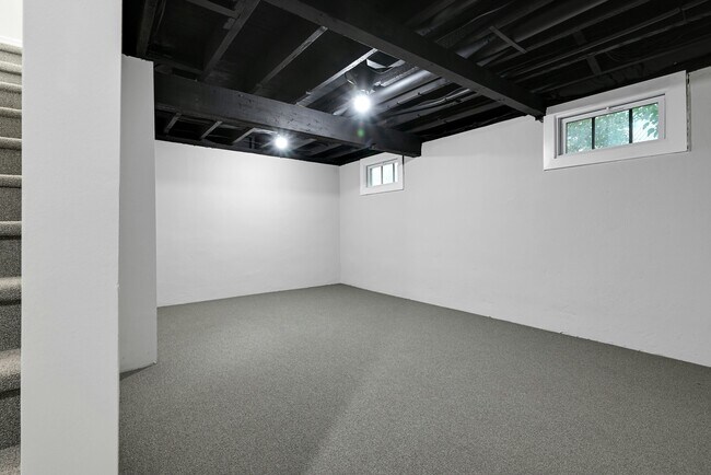 Building Photo - 25 Marinus St