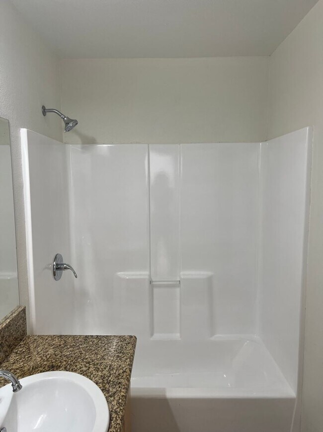 Building Photo - Delong Townhomes