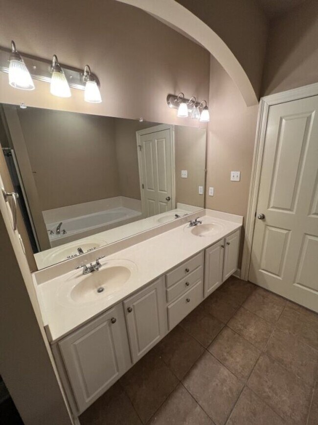 Building Photo - Newly updated! 3 bd, 2 bath condo in Zachary's Cottages at Blue Herron