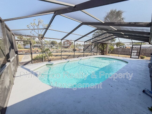 Building Photo - 818 Bayview Dr