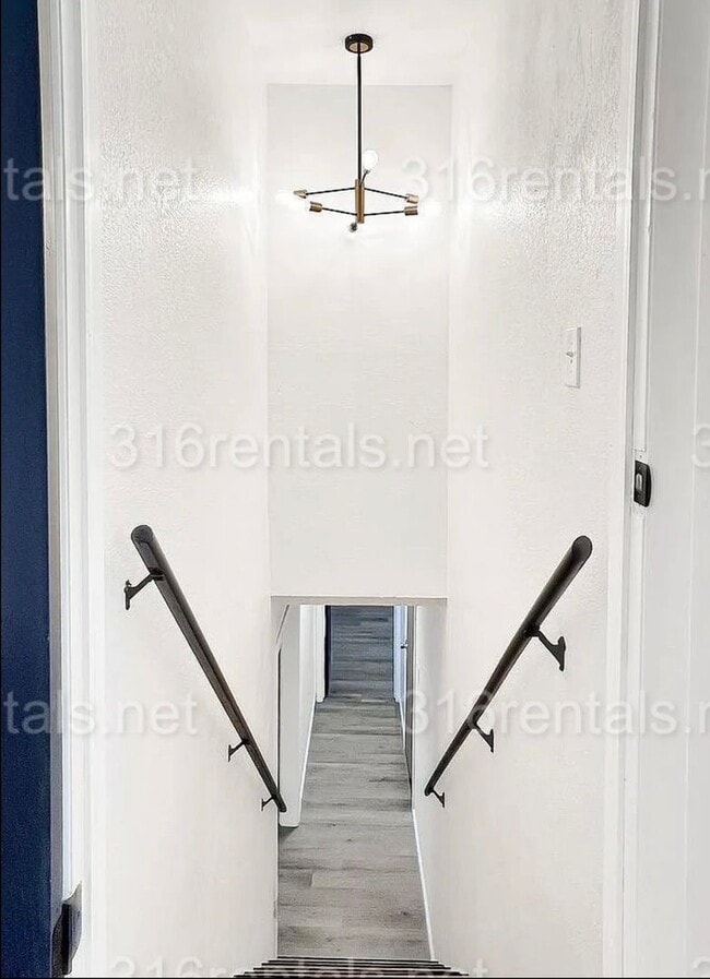 Building Photo - $1795 - 4 bed 2 bath - Single Family Home