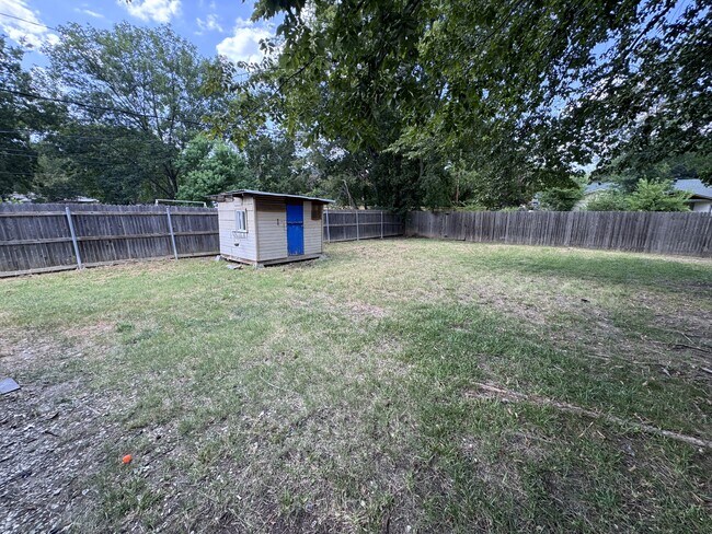 Building Photo - 2308 Avondale Dr
