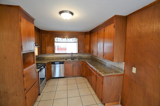 Building Photo - Vintage 3 Bedroom Home in Goodwood Homesites Neighborhood