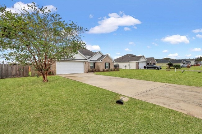 Building Photo - AVAILABLE JUNE (PETS PERMITTED)