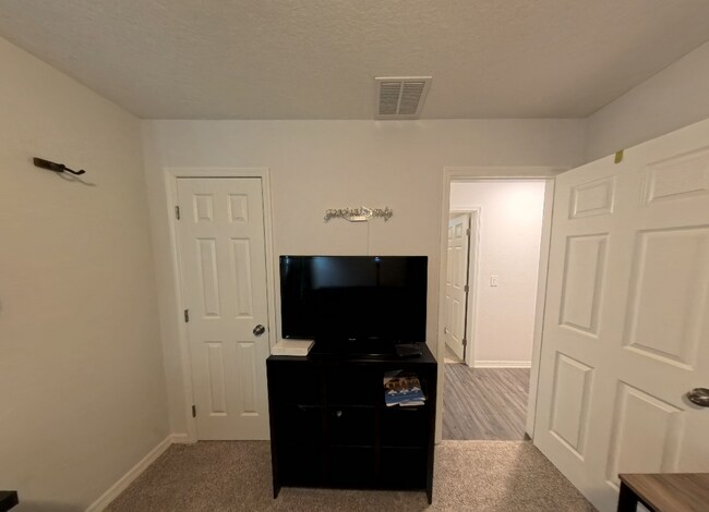 Building Photo - "Charming 3-Bed, 2-Bath Home Oasis in Jacksonville's Heart!"