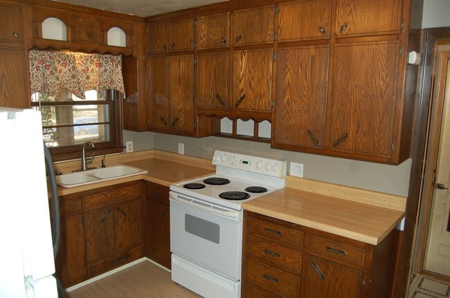 Building Photo - Solid stone ranch in south-central Lincoln!
