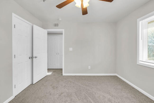 Building Photo - 1621 Line Cir