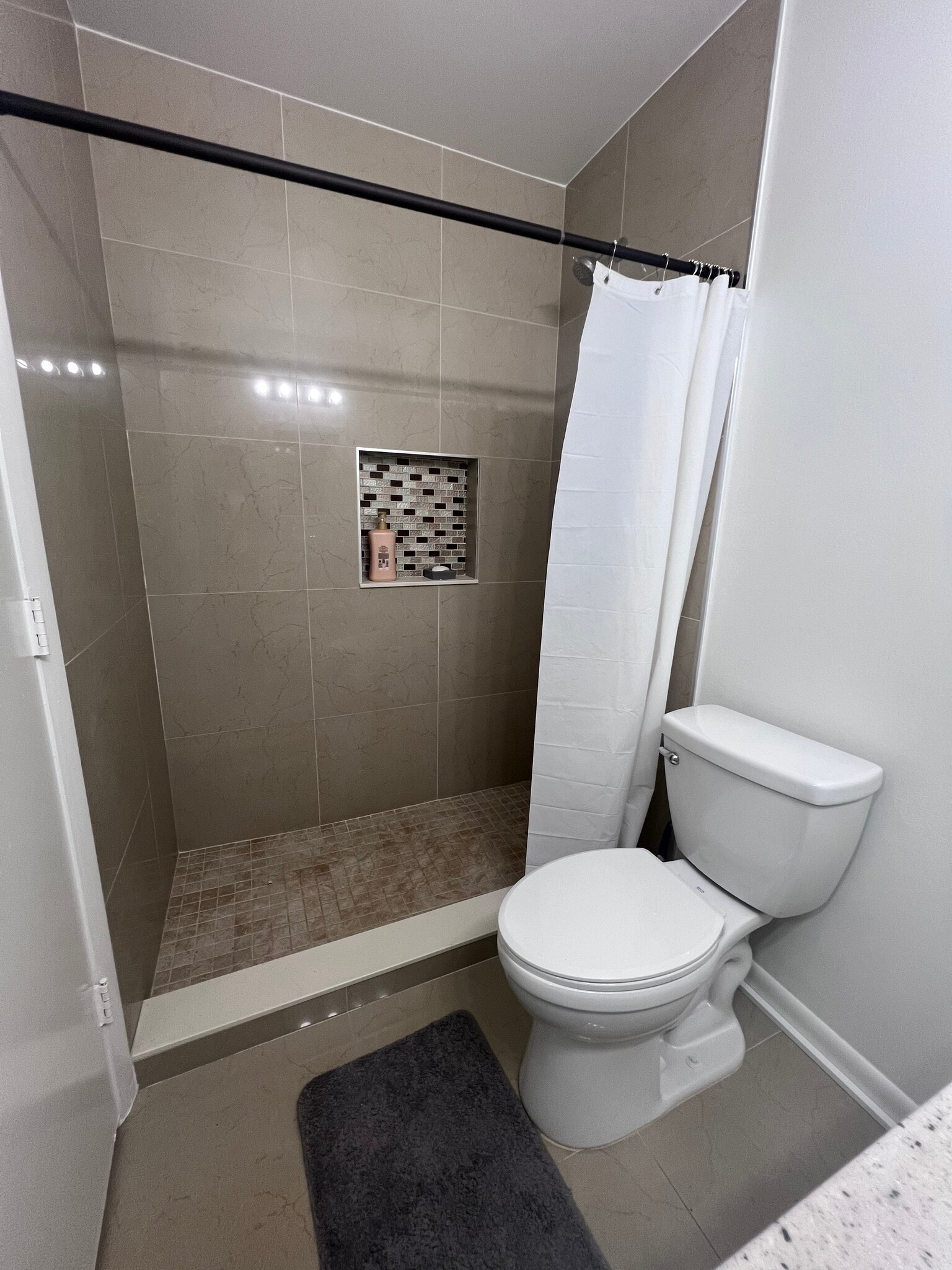 Building Photo - 6104 Channel Dr