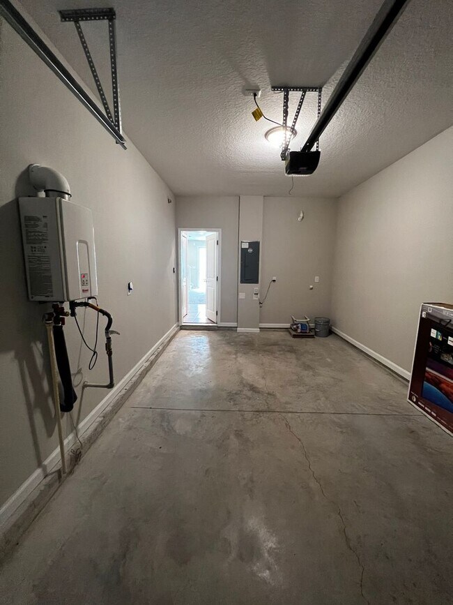 Building Photo - 3/2.5 Townhome in Holly Forest!