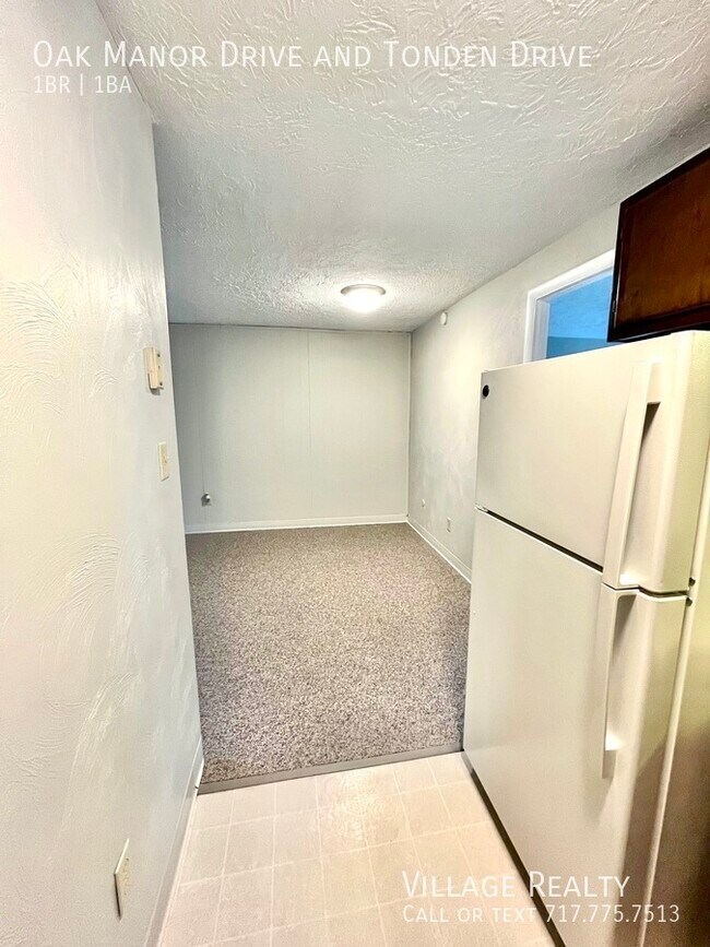 Building Photo - FEW STEPS, No one above or below! Cozy 1-B...