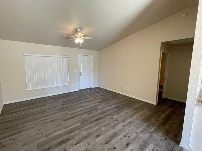 Building Photo - 3 bedroom 2 bathroom Condo