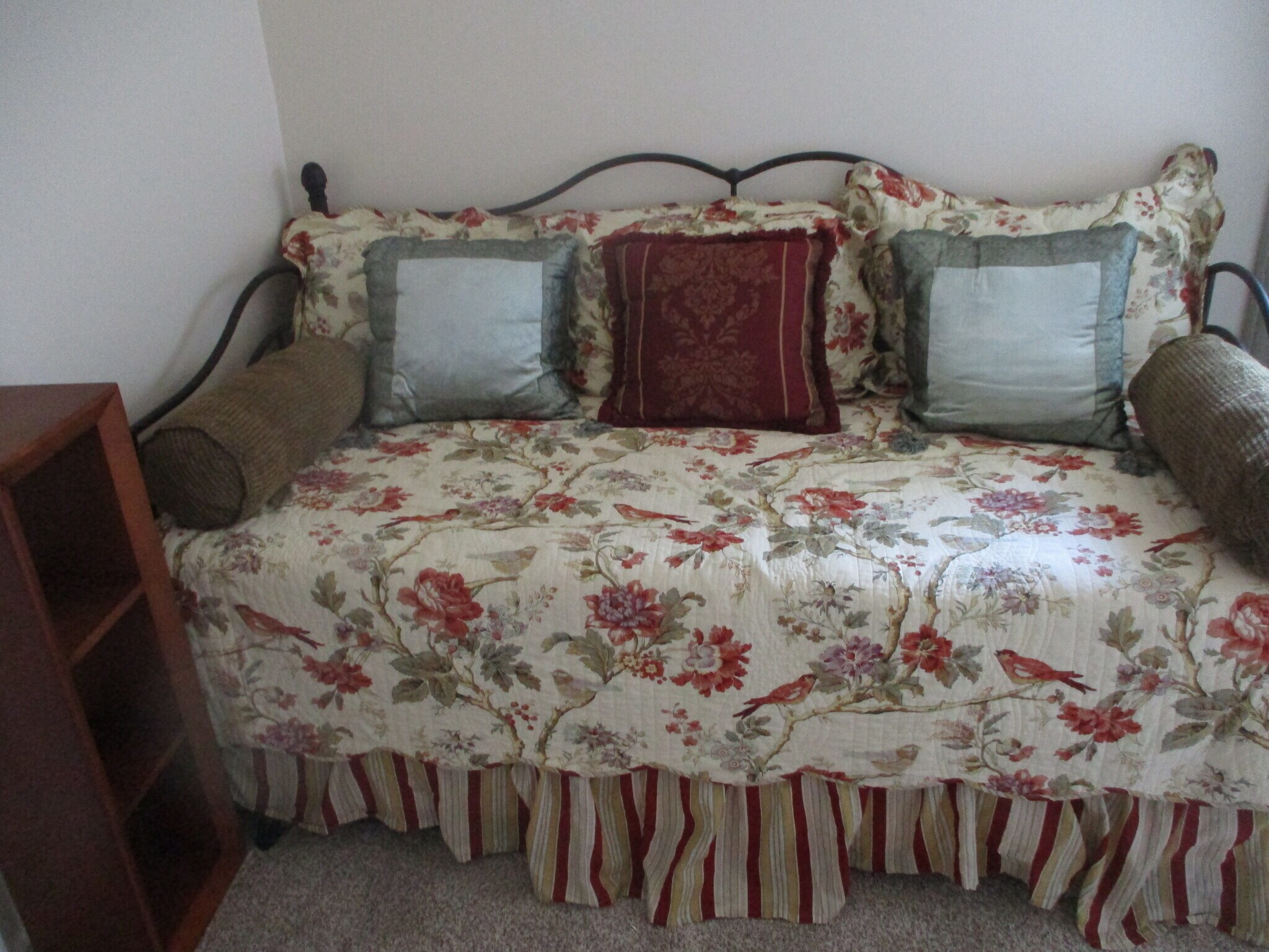 Daybed -- All linens provided - 56 La Cruz Ave