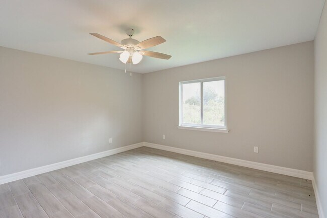 Building Photo - MUST SEE-CUSTOM BUILT-LARGE NEWER CONSTRUT...