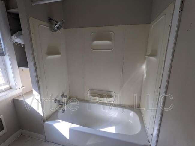 Building Photo - 402 2nd Ave