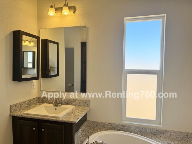 Building Photo - Huge 4 Bedroom Home!!