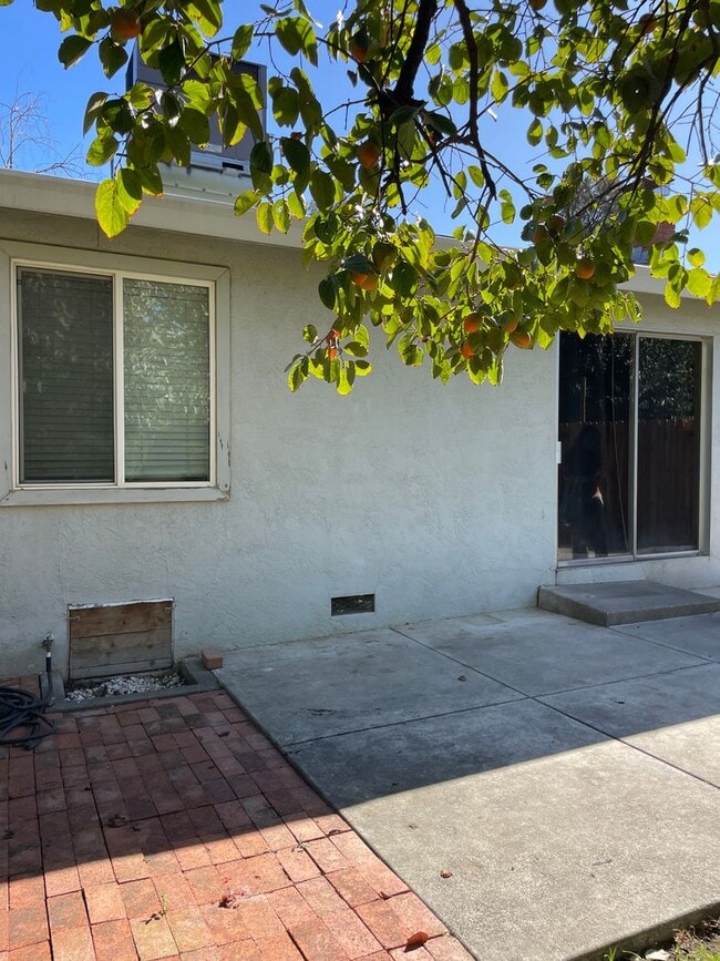 Building Photo - Cozy 3 Bedroom Home