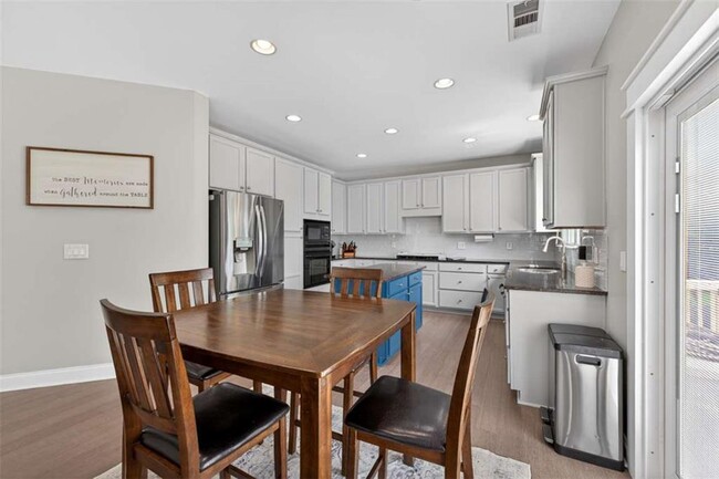 Building Photo - 7819 Brass Lantern Dr