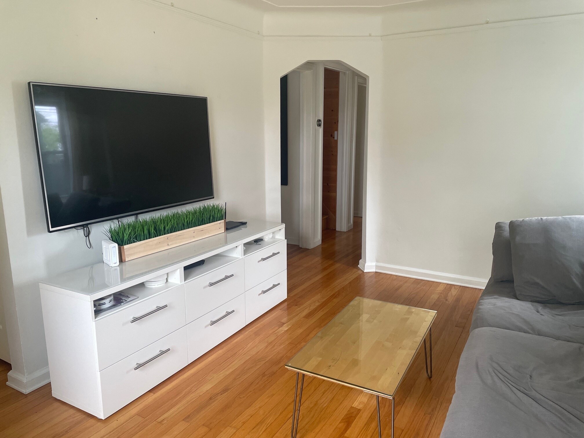 Living Room - 118 S Vermont Ave