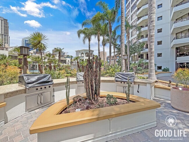 Building Photo - Sophisticated 1BD/2BA Condo in Marina District with City & Bay Views, Office & Resort-Style Ameni...