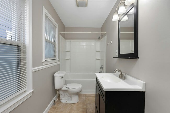 Building Photo - 712 Golf Ave