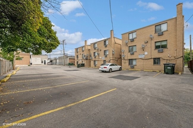 Building Photo - 3936 N Narragansett Ave