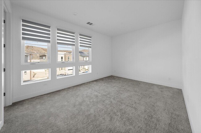 Building Photo - Model-Perfect 5 Bedroom Home in Valencia!
