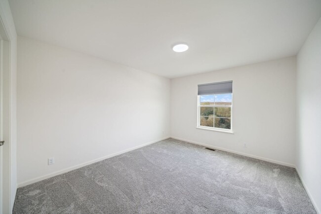 Building Photo - 356 S Pointe Ave