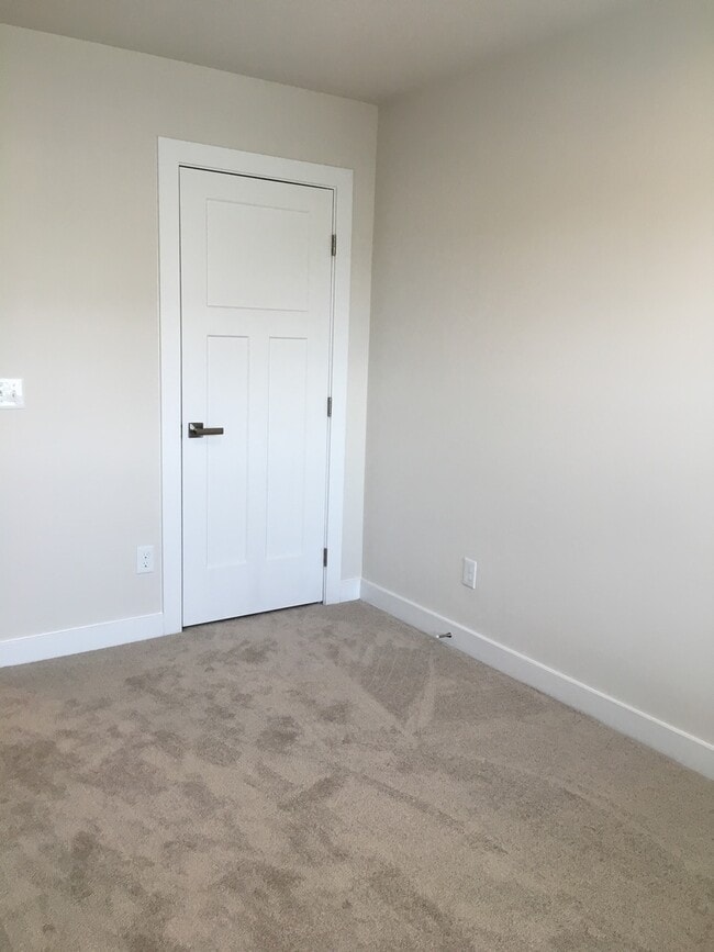 Building Photo - Beautiful 3 Bedroom, 2.5 Bath Townhome!
