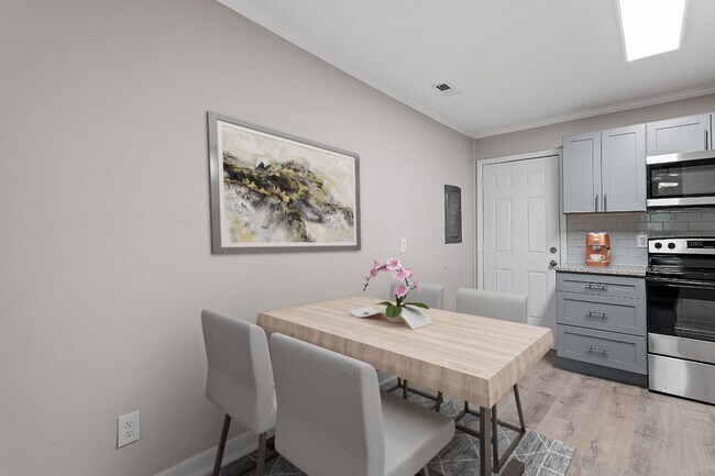 Building Photo - Experience Modern Living: Newly Renovated 1 Bed, 1 Bath Apartment Coming Soon!