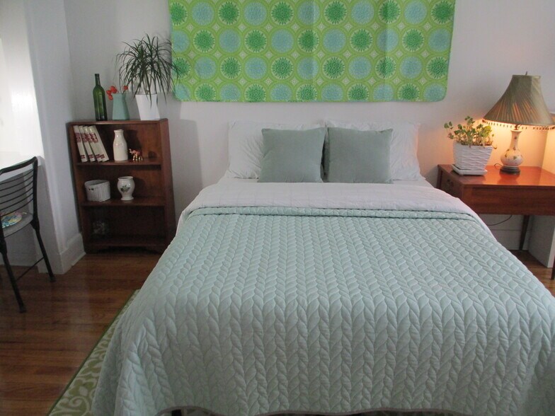 bedroom 2 full size bed - 855 Pavonia Ave