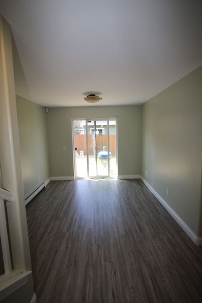 Building Photo - 3 Bedroom Centrally Located Condo!