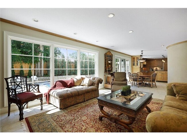 Building Photo - 7 Bedroom home near Cedar Lake