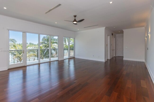 Building Photo - 425 N Shore Dr