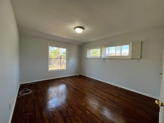 Building Photo - Available NOW! 3+2 w/family room on a cul-...