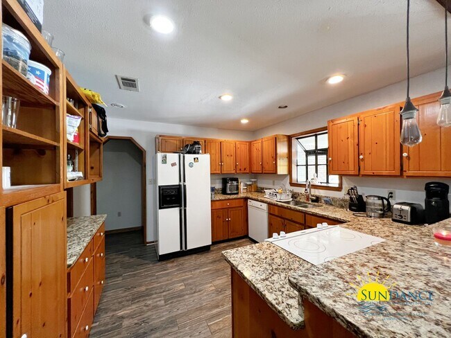 Building Photo - Charming 3 Bedroom Home with Pool, RV/Boat...