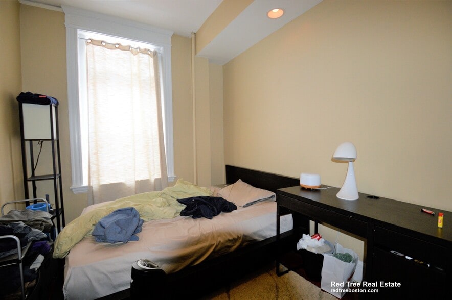 Building Photo - 10 Strathmore Rd