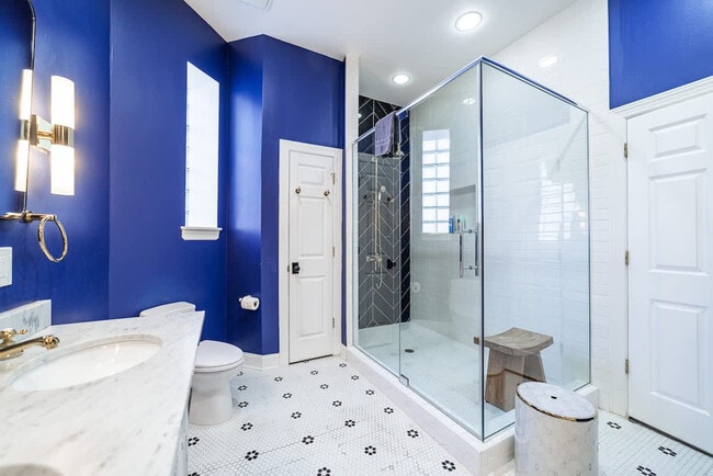 Building Photo - 2113 W Grand Ave