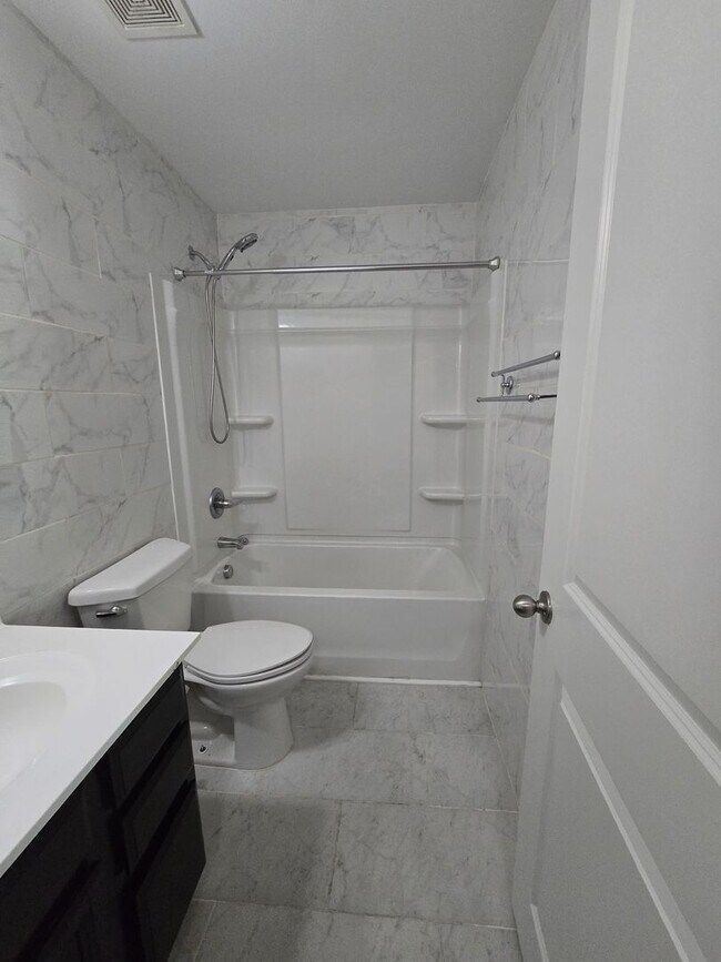Building Photo - Beautiful Home Available for Rent in Charl...