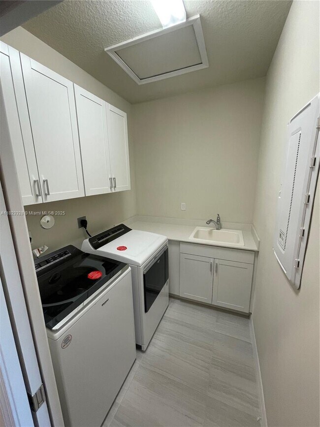 Building Photo - 2112 Appleton Cir S