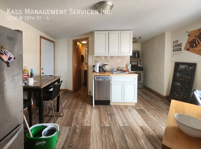 Primary Photo - 1316 W 18th St