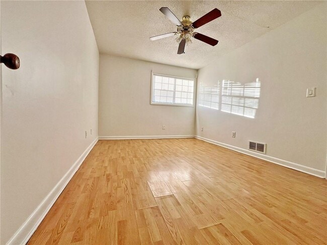 Building Photo - 2946 N Dekalb Dr