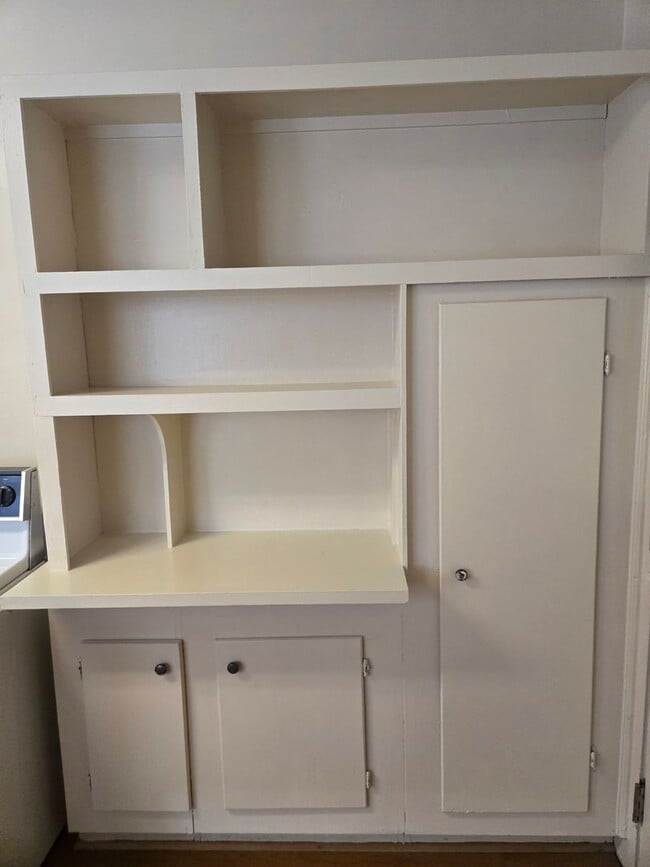 Building Photo - Vintage Charmer for Rent in Lindley Park!