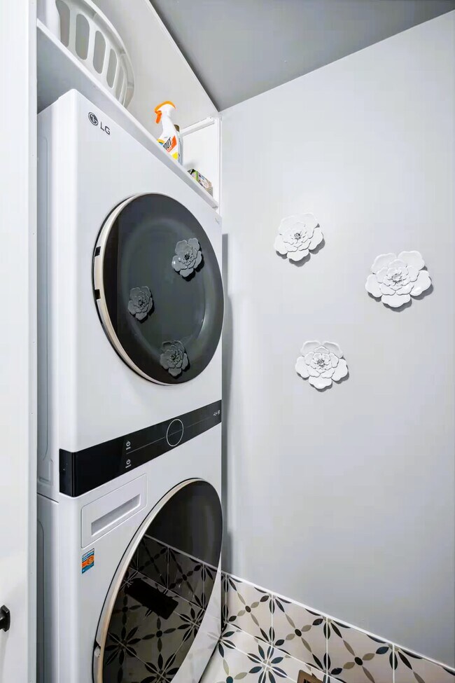 Building Photo - 738 Skyline Dr