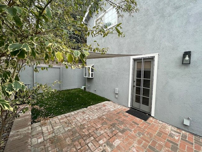 Building Photo - Newly Remodeled 3 bed 2.5 bath Long Beach ...