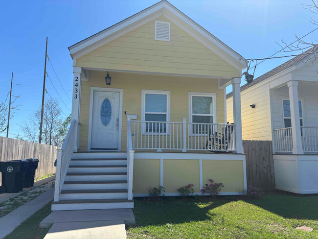 Primary Photo - 2433 Almonaster Ave
