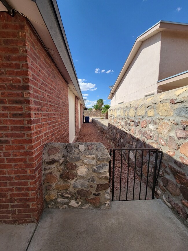 Building Photo - 6592 Dakota Ridge Dr