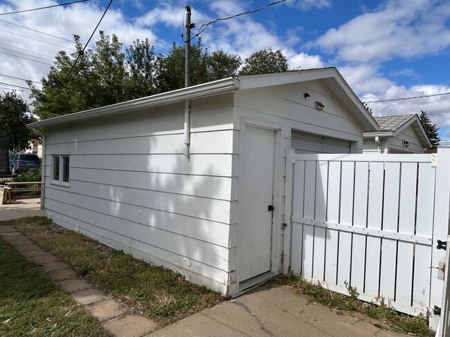 Building Photo - Lovely home in quiet neighborhood for rent
