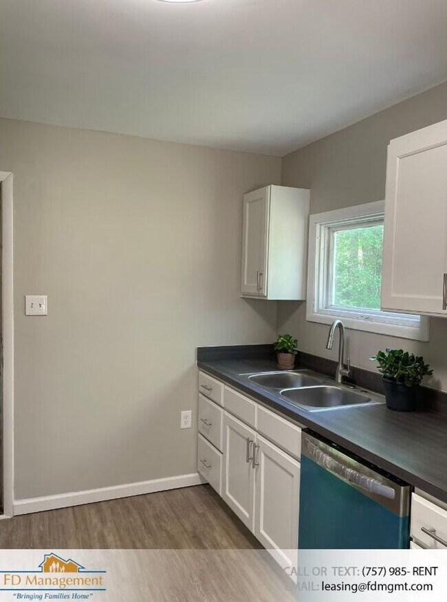 Building Photo - Newly Updated 3 Bedroom close to Colonial ...