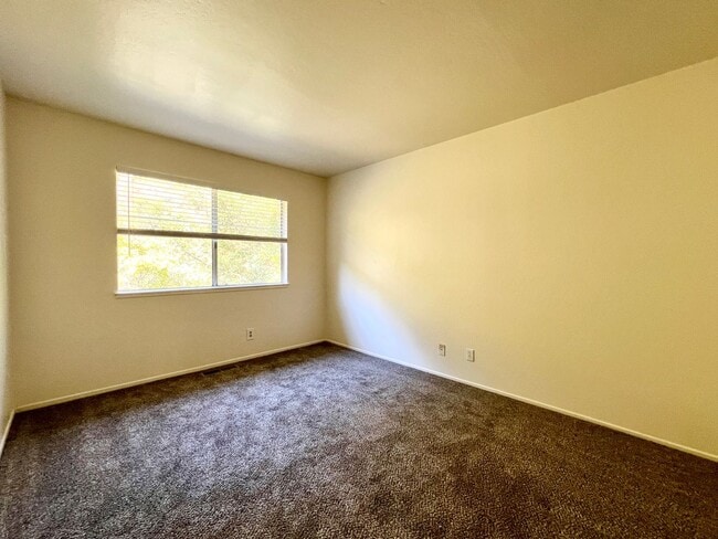 Building Photo - Spacious 4-Bed, 3-Bath Single-Family Home ...