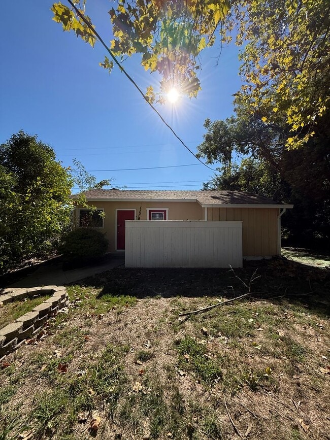 Building Photo - 3-bedroom, 2-bathroom home located in the desirable Garden Tract Subdivision